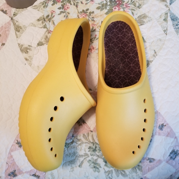 🌻 Crocs Clogs - Picture 2 of 9